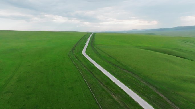 航拍草原公路 草原天路风景