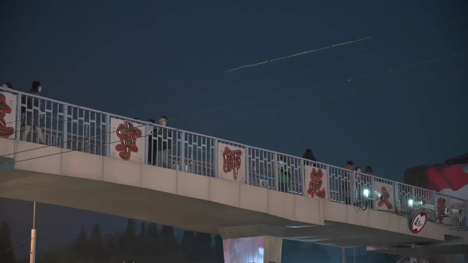 大连城市夜景辽师马兰广场公交人群过街天桥