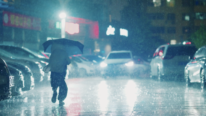 城市雨夜 孩子雨中奔跑