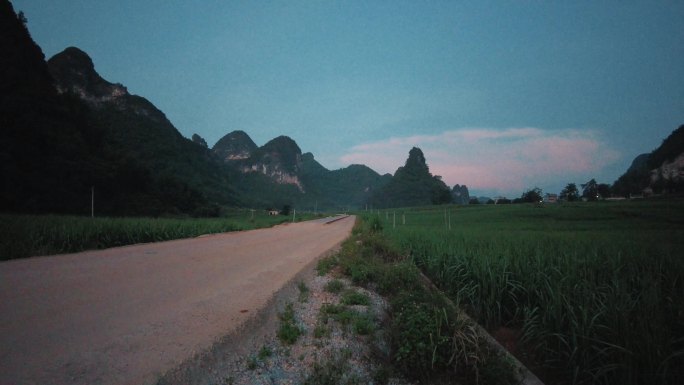 黄昏的乡村沙石公路与摩托车4K