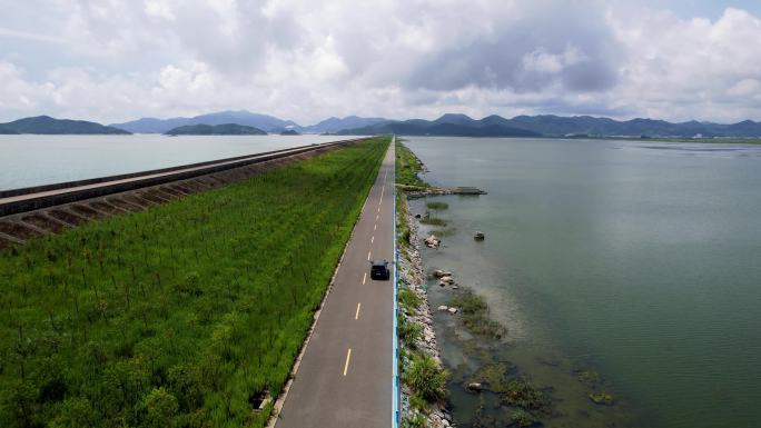 沿海公路汽车行驶