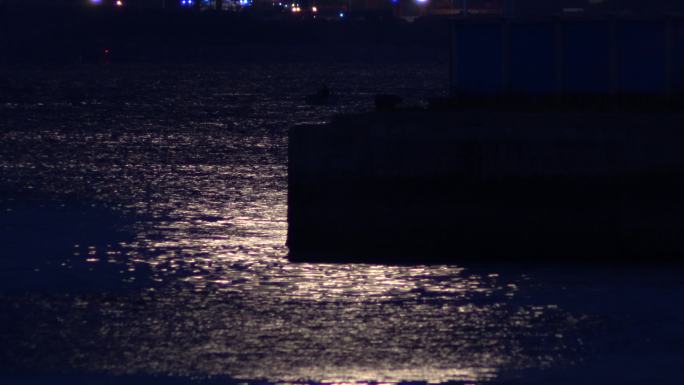 山东省威海市环翠区老港码头角落的海面月光