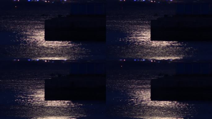 山东省威海市环翠区老港码头角落的海面月光