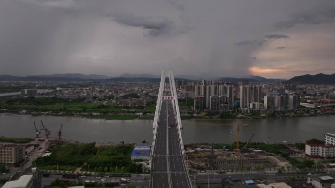 广东揭阳榕城区揭阳大桥下雨闪电