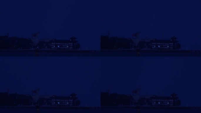 夜色中的威海湾刘公岛客运码头邓世昌雕像