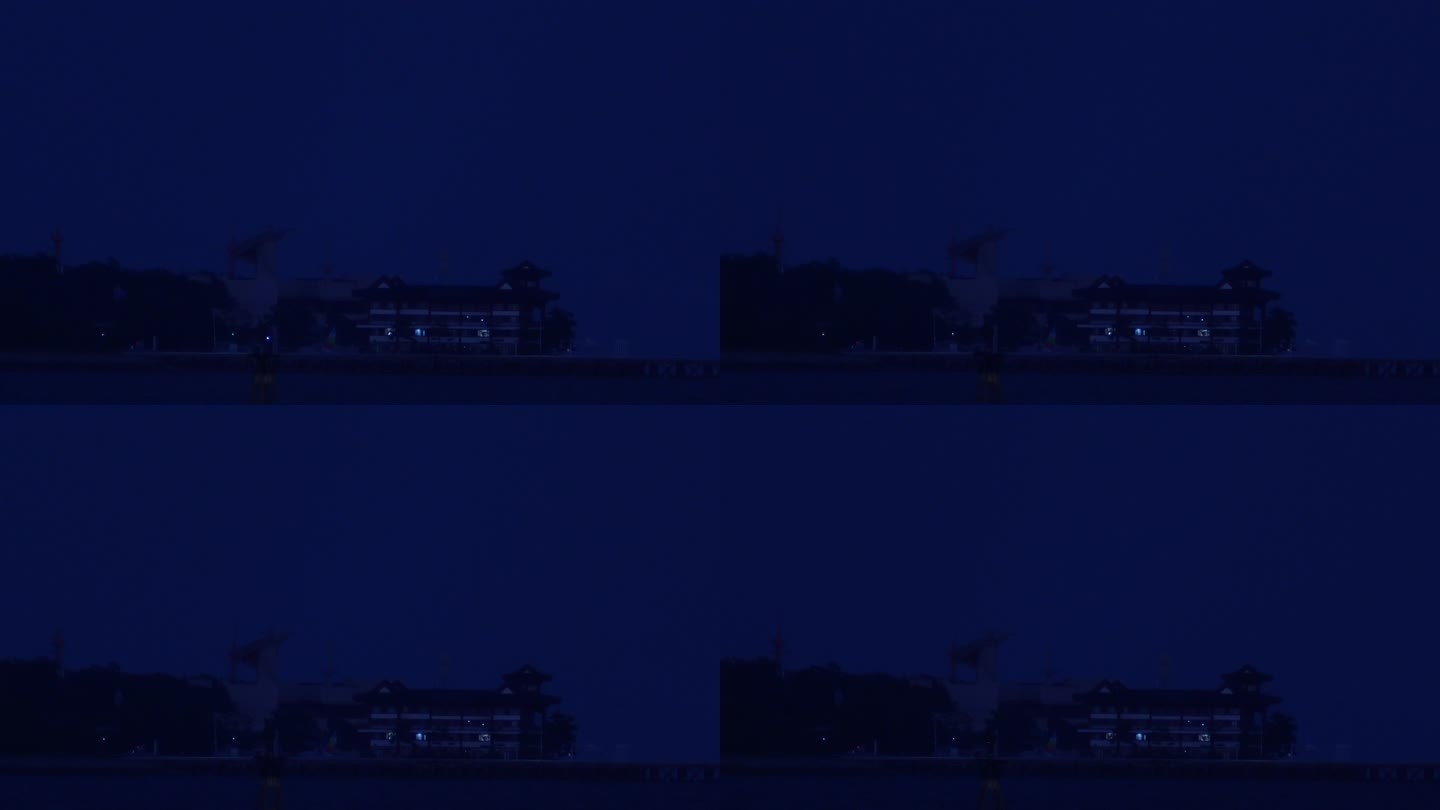 夜色中的威海湾刘公岛客运码头邓世昌雕像