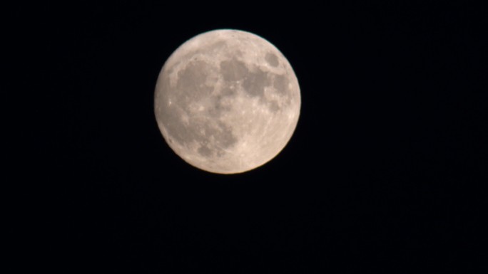 山东威海夜空中的中元满月
