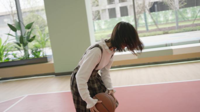 女生在室内篮球场馆打篮球运动