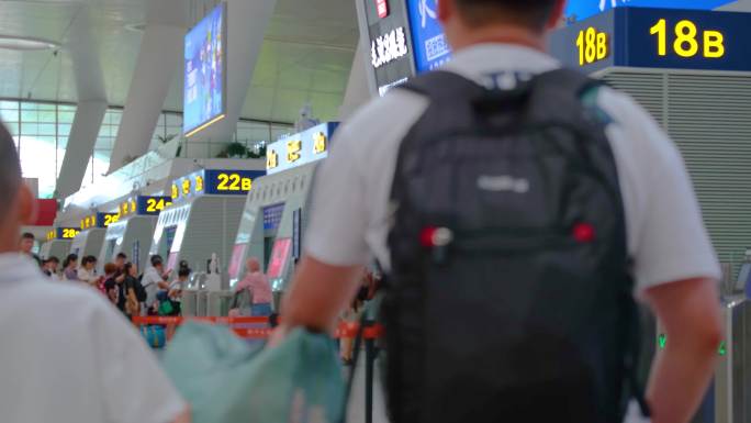 火车动车高铁火车站乘客人流旅客检票上车杭