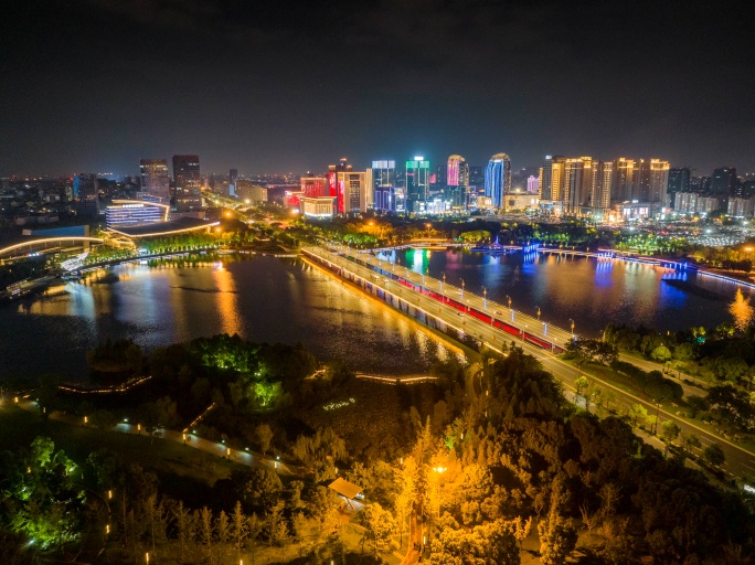 航拍扬州明月湖夜景前推延时摄影