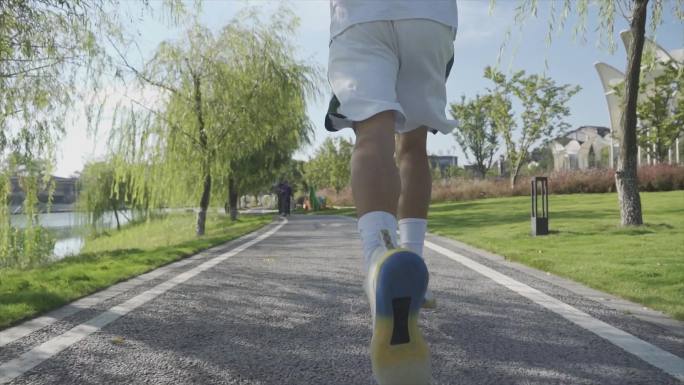 追光少年追逐梦想大学生晨跑阳光少年跑步