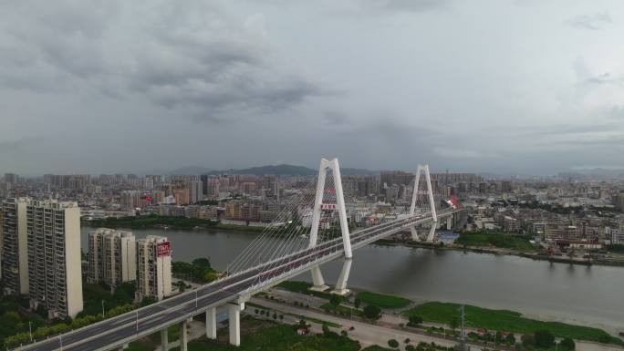 广东揭阳榕城区揭阳大桥下雨闪电