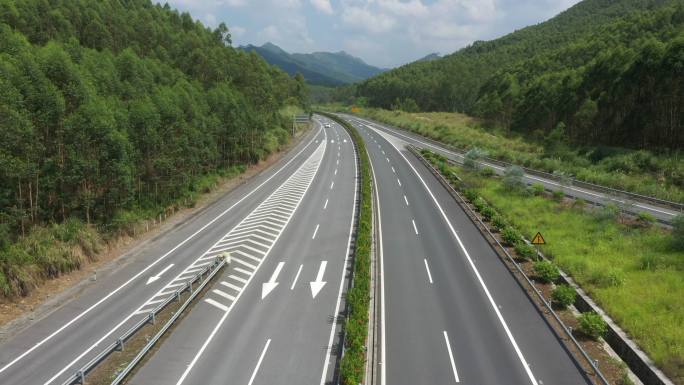 阳光下广西百色地区大山中穿行的高速公路