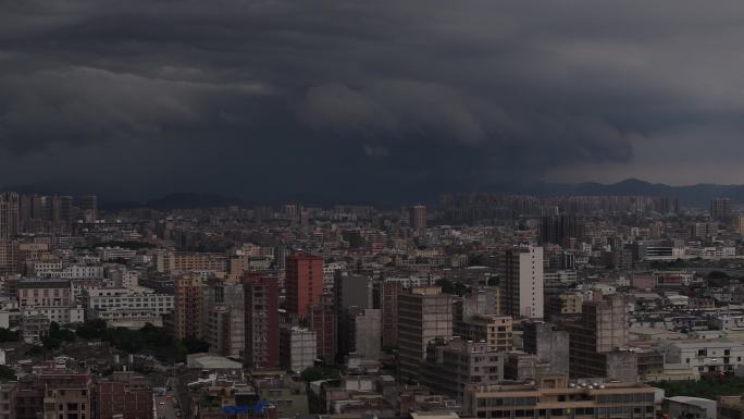 广东揭阳榕城区揭阳大道下雨闪电