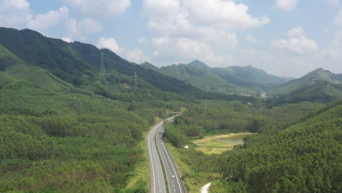 阳光下广西百色地区大山中穿行的高速公路