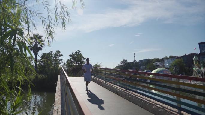 桥上跑步晨练逆光奔跑追光少年青春活力奔跑