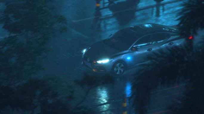 灰色轿车雨夜行驶