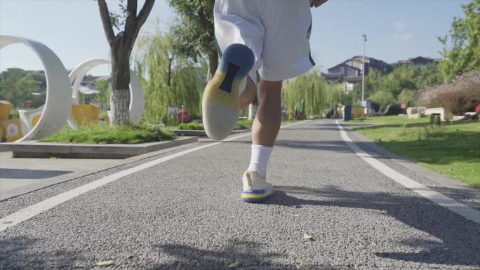 晨跑脚步特写户外运动跑步追逐梦想健康生活