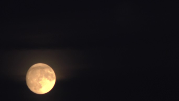 皓月当空金色的月亮月黑风高月亮穿过乌云