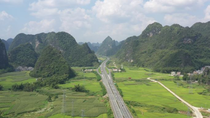 阳光下广西百色地区大山中穿行的高速公路