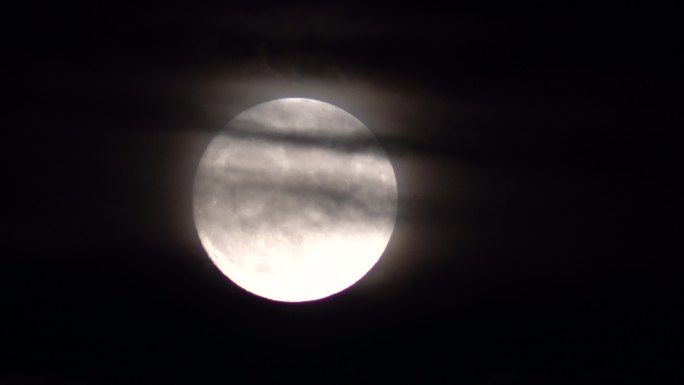 威海湾夜空中的中元满月