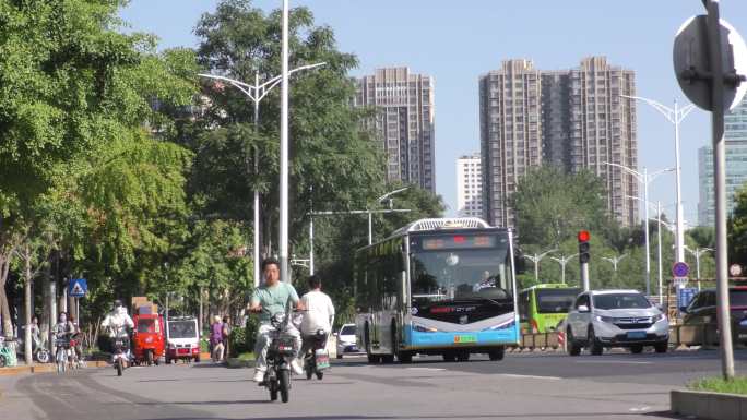 城市街道上班族骑车车流打拼北漂大城市高温