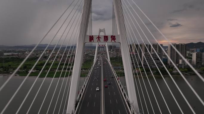 广东揭阳榕城区揭阳大桥下雨闪电