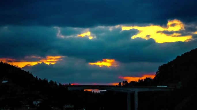 落日余晖，高桥云彩，山川河流尽收眼底