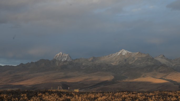 川西甘孜雅拉雪山日照金山延时摄影