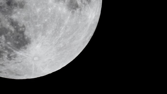 超级大月亮清晰可见的陨石坑