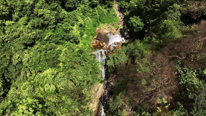 慢镜头航拍桂林山区峡谷中的森林瀑布