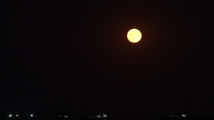 海面上初升的红月亮