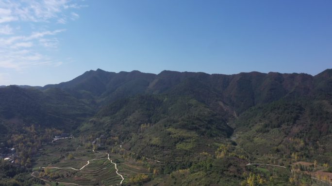 航拍秋季蓝天白云下桂林的山区的峡谷