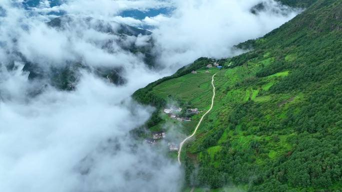 A514回龙村农村航拍 雨雾缭绕