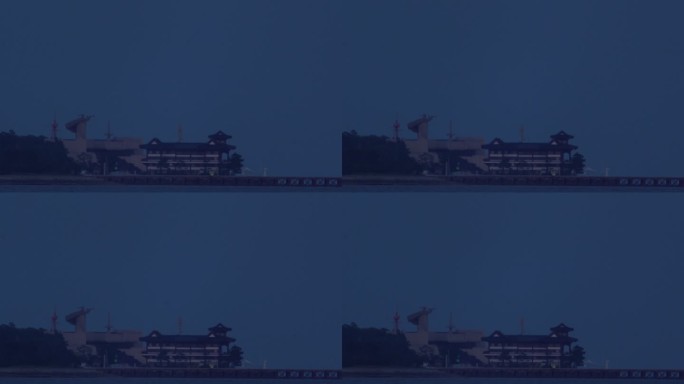 暮色中的威海刘公岛客运码头和邓世昌雕像