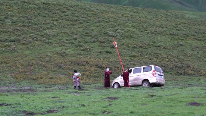 藏族人参加插箭煨桑