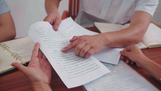 税务局 律师行政复议咨询 税务和群众握手