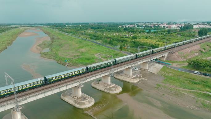 航拍郑州中牟陇海铁路贾鲁河大桥旅客列车
