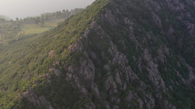 沿着山脊拍济南华不注山