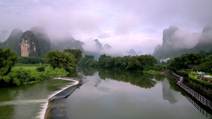 早上的阳朔遇龙河云雾缭绕