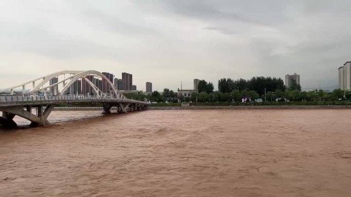 暴雨后涨水的河流