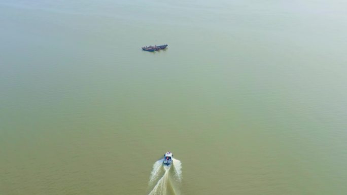 鄱阳湖执法船只出警 渔民