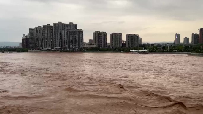 暴雨后迅速涨水的河流