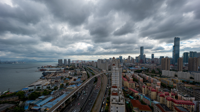 城市乌云密布乌云延时下雨前天空压抑郁闷