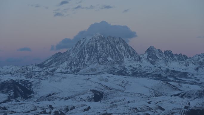 川西甘孜雅拉雪山日照金山延时摄影