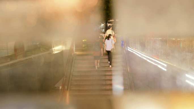 城市夜晚下小雨街道行人