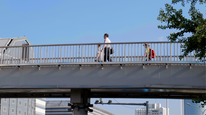 北京天桥上的行人