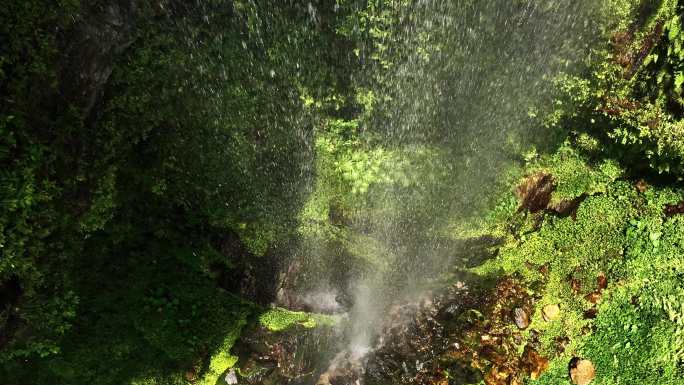 慢镜头航拍桂林山区峡谷中的森林瀑布