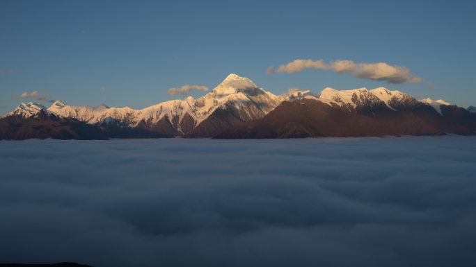 川西甘孜子梅垭口贡嘎雪山日照金山延时摄影