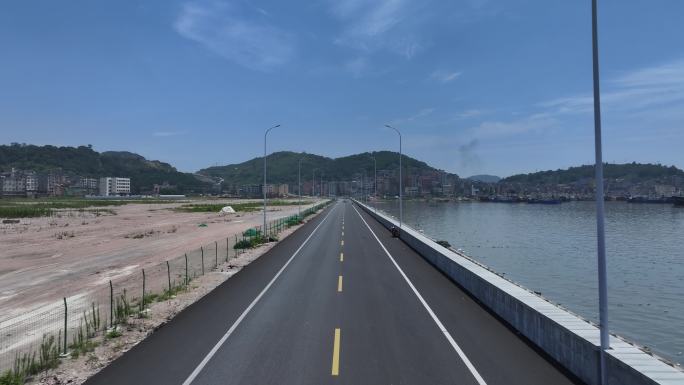 汽车行驶在海边公路